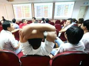 Thanh khoản sụt giảm, hai sàn chìm trong sắc đỏ